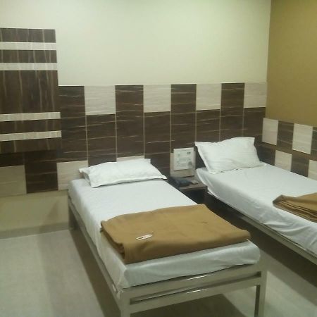 Hotel Crystal Сурат Екстериор снимка