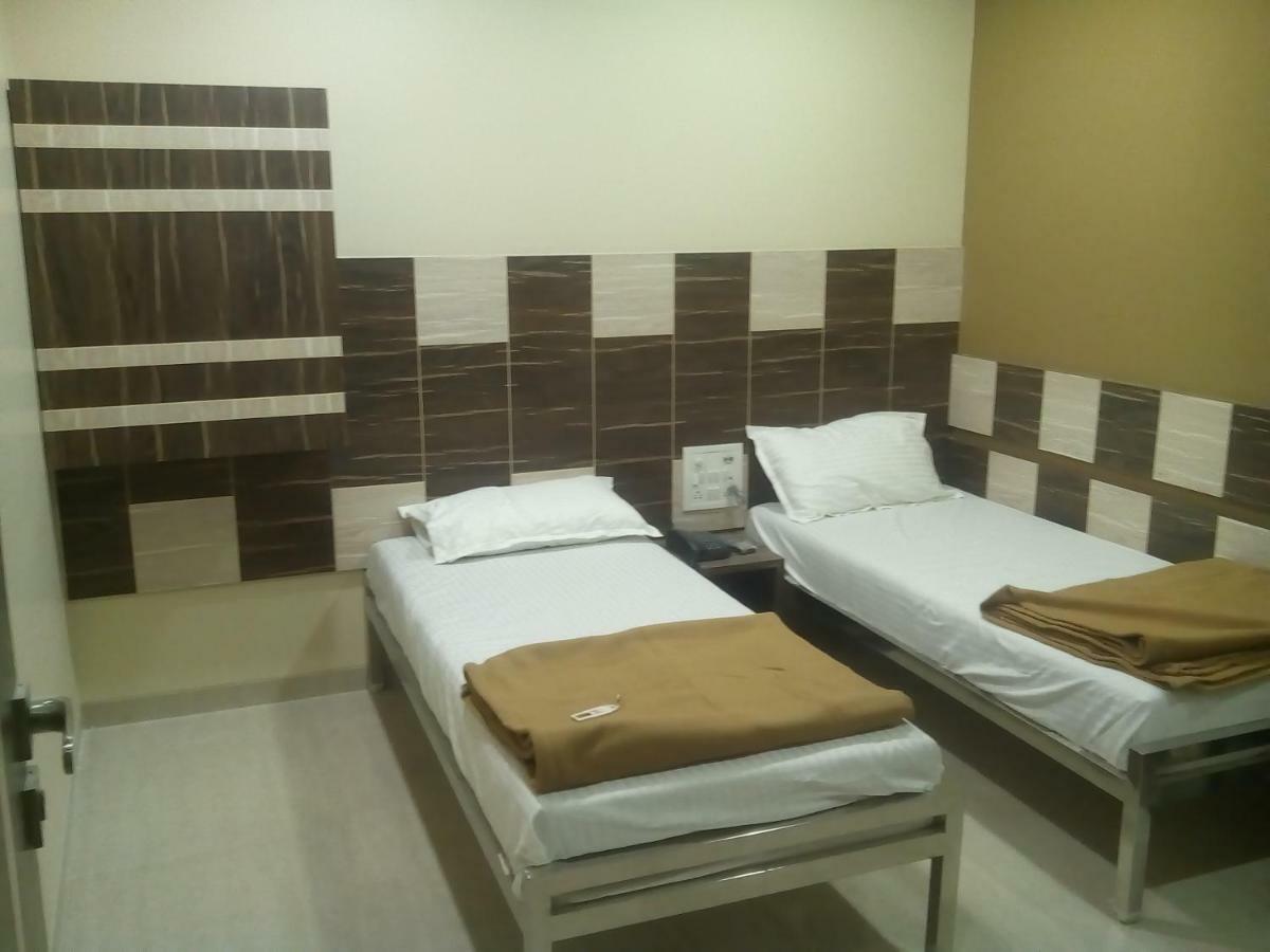 Hotel Crystal Сурат Екстериор снимка