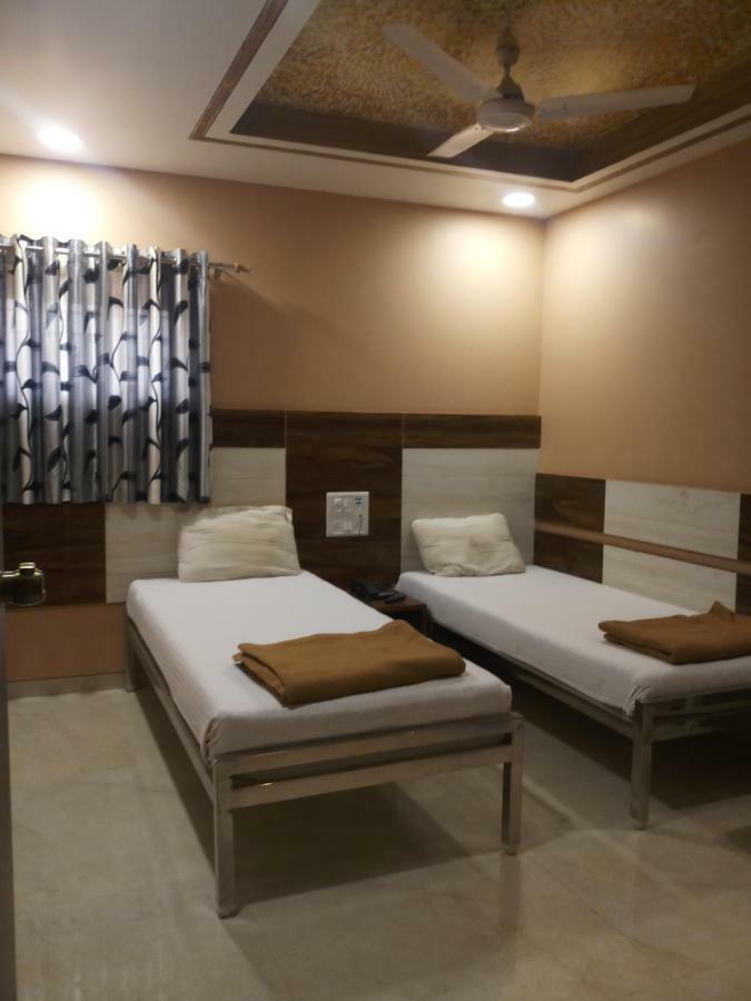 Hotel Crystal Сурат Екстериор снимка